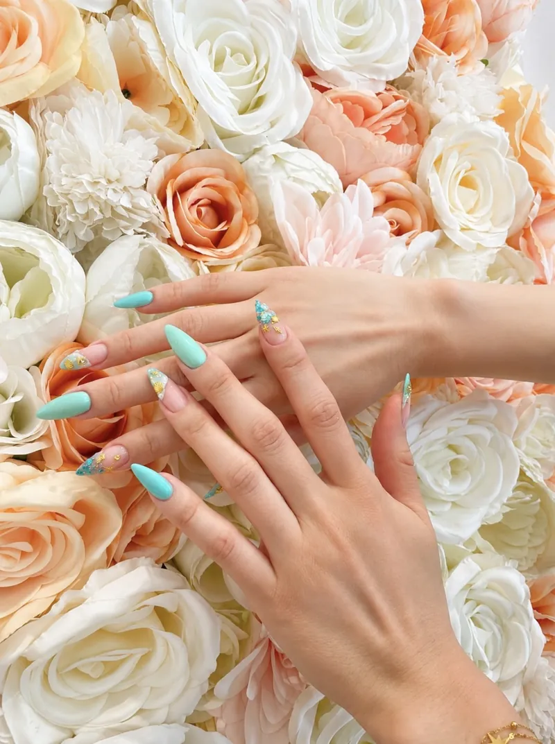 Nail art turquoise et dorée réalisé chez Le Mademoiselle