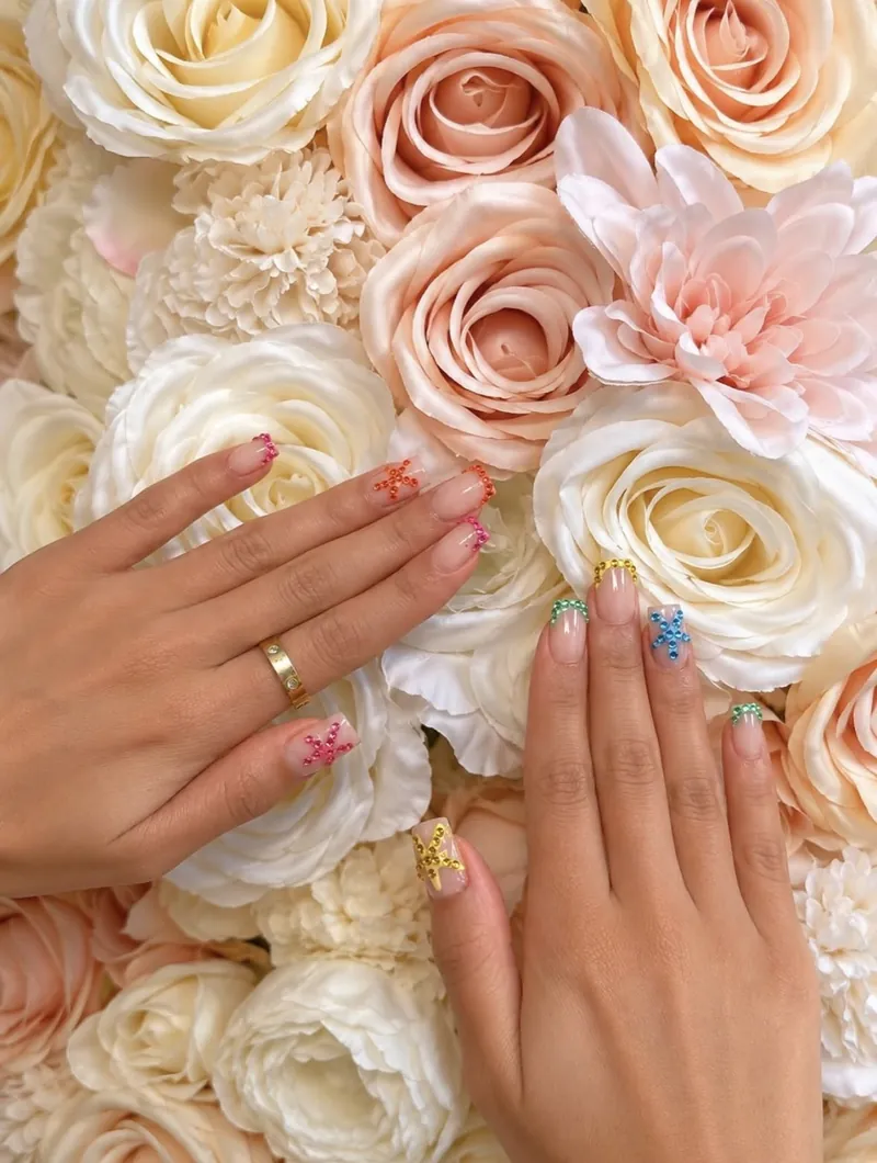 Nail art strass colorés réalisé chez Le Mademoiselle