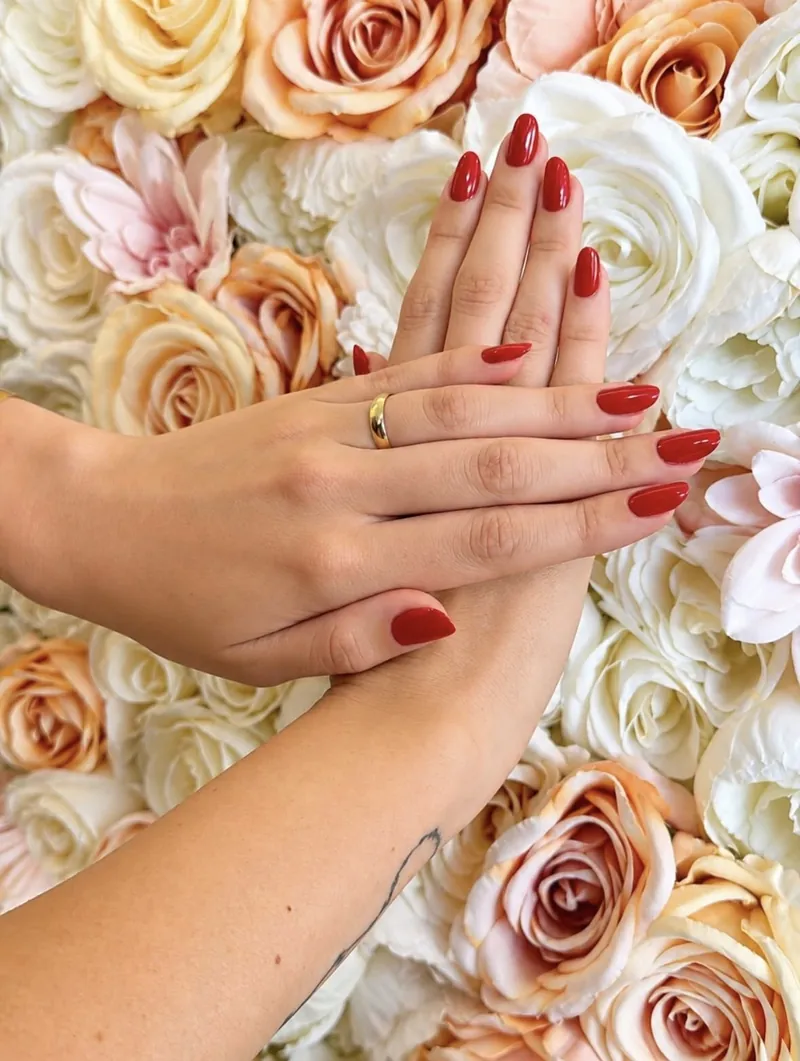 Manucure rouge réalisée chez Le Mademoiselle