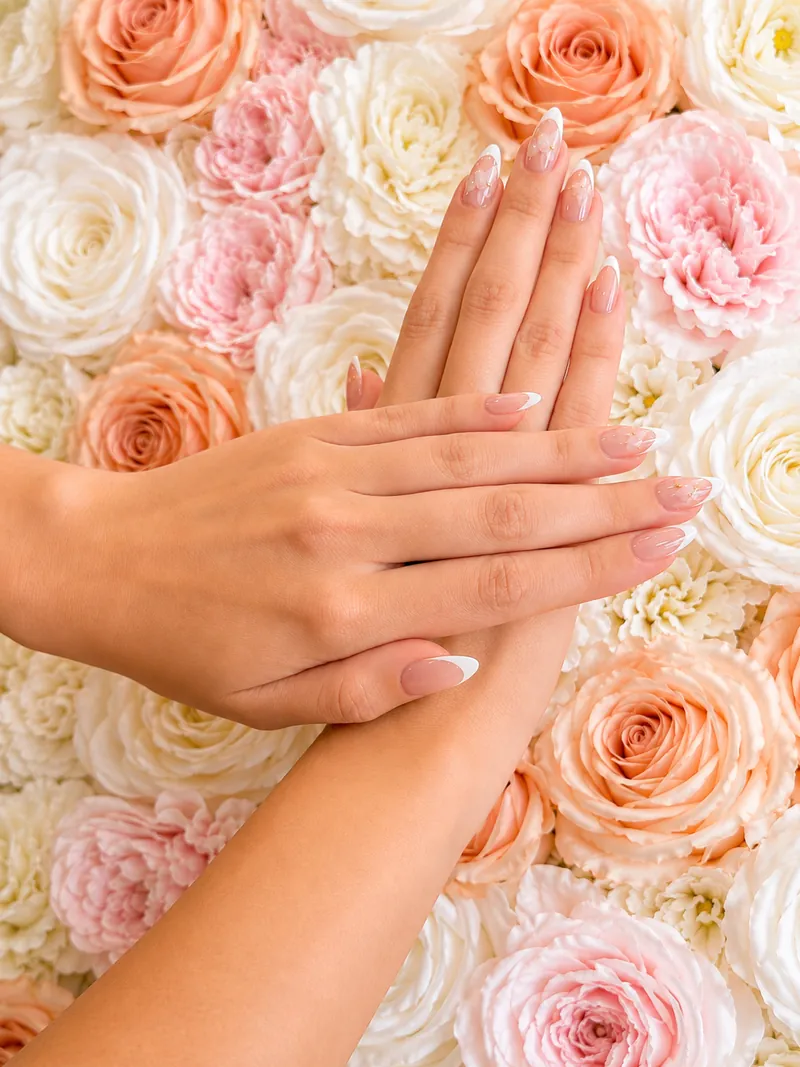 French manucure classique sur ongles amande, réalisée chez Le Mademoiselle