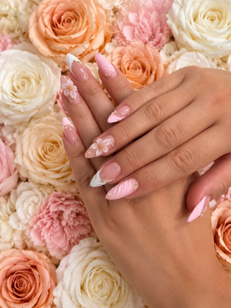 Nail art rose nacré avec fleurs en relief et perles dorées, réalisé chez Le Mademoiselle