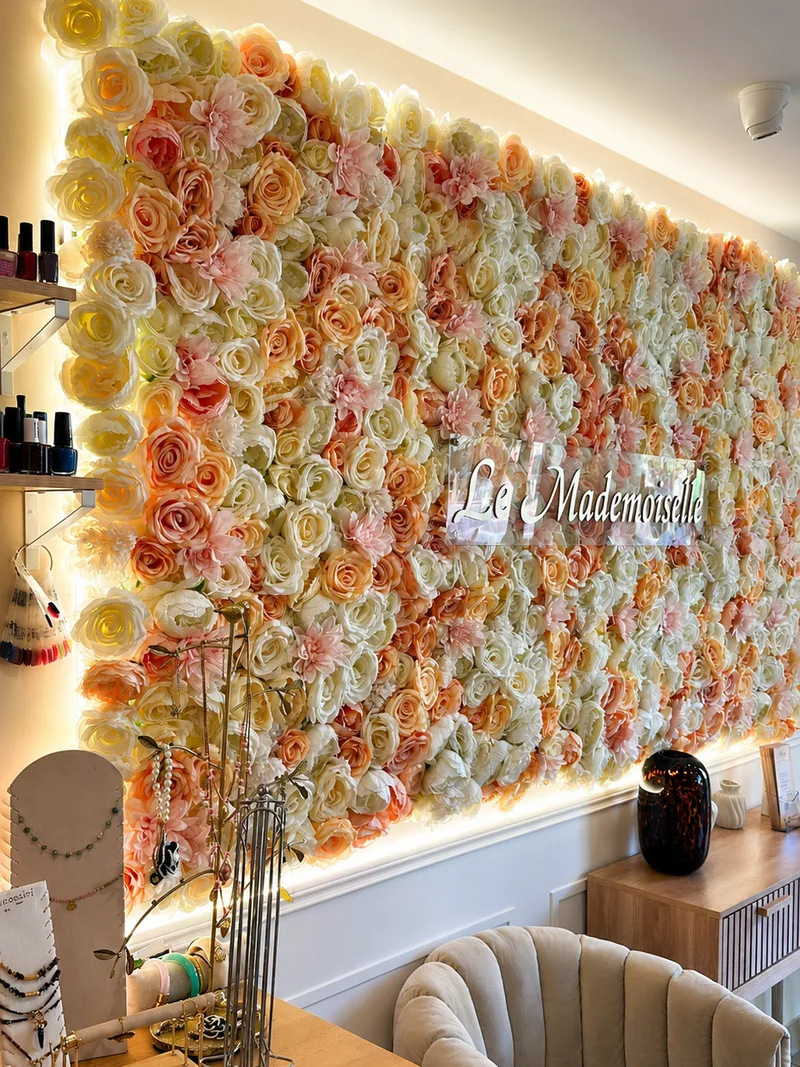 Mur floral et enseigne Le Mademoiselle dans l'institut à Enghien-les-Bains