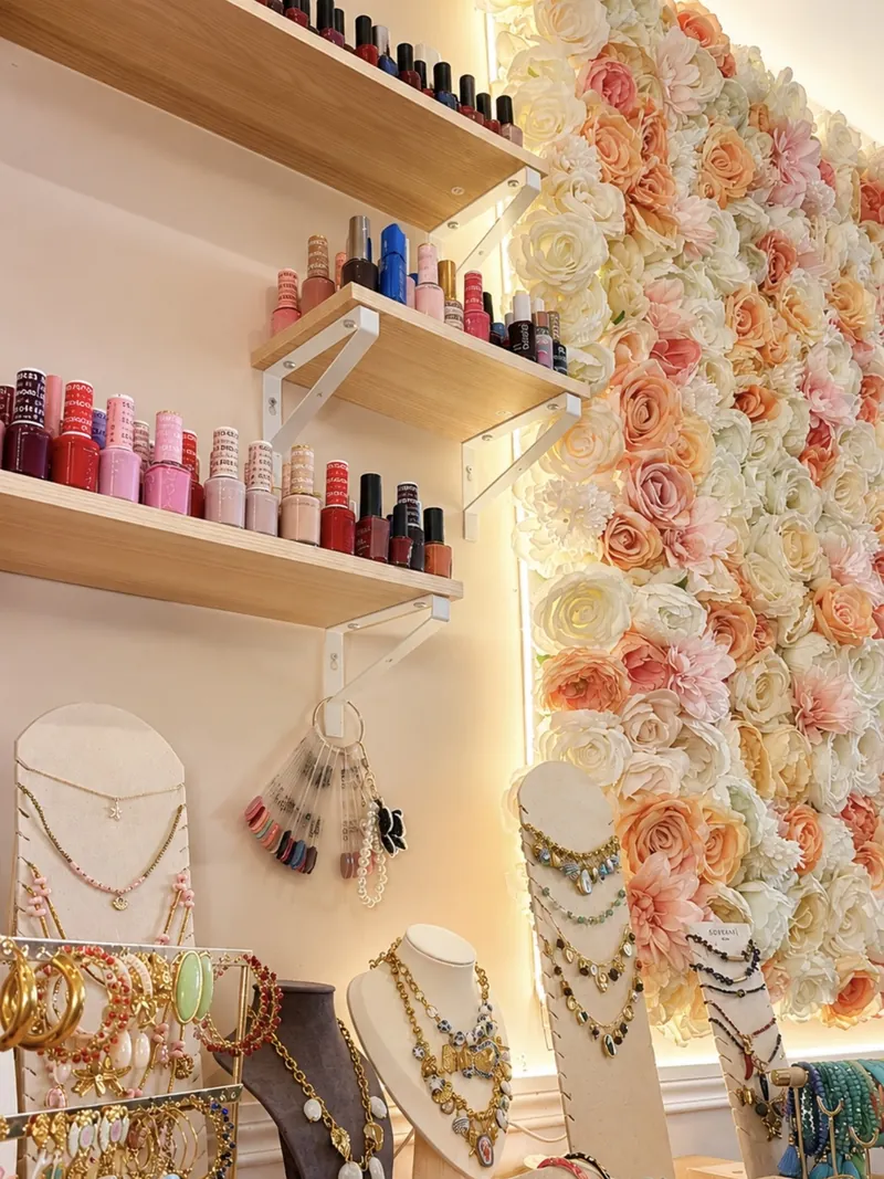 Mur de fleurs, vernis et bijoux de l'institut Le Mademoiselle à Enghien-les-Bains